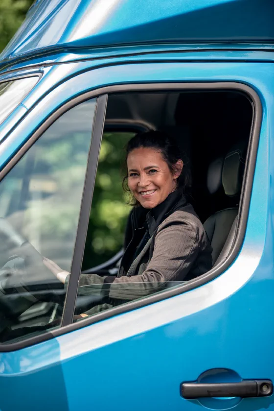 Michelle achter het stuur van de paardenvrachtwagen